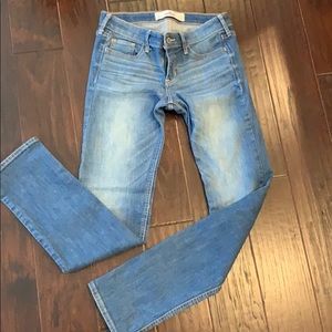Hollister medium washed, straight leg, mid-rise